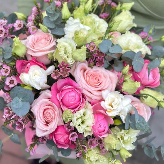 Квіти в коробці Моменти – доставка квітів у Київ