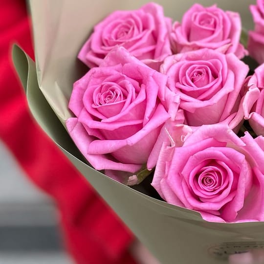 11 рожевих троянд – доставка квітів у Київ