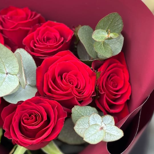 7 червоних троянд  – доставка квітів у Київ