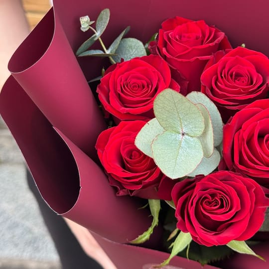 7 червоних троянд  – доставка квітів у Київ