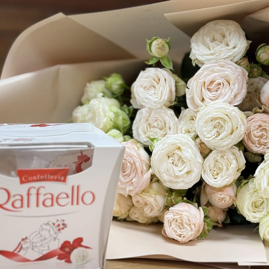 Букет кущових троянд + Raffaello – доставка квітів у Київ