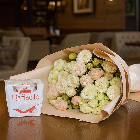 Букет кущових троянд + Raffaello – доставка квітів у Київ