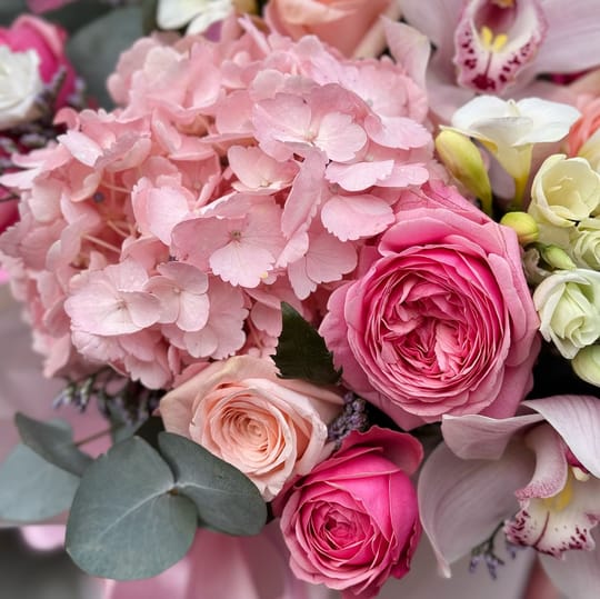 Рожевий квітковий бокс – доставка квітів у Київ