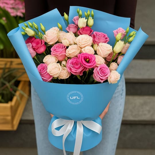 Рожевий мікс з троянд і еустом – доставка квітів у Київ