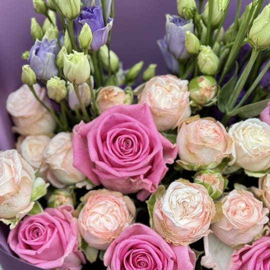 Ніжний мікс з троянд і еустом – доставка квітів у Київ