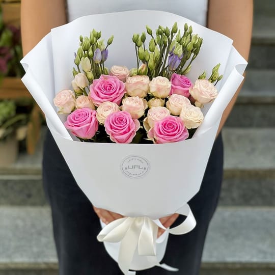 Ніжний мікс з троянд і еустом – доставка квітів у Київ