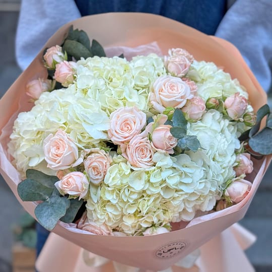 Ніжний букет гортензій і троянд – доставка квітів у Київ