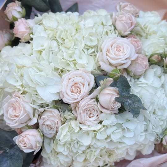 Ніжний букет гортензій і троянд – доставка квітів у Київ