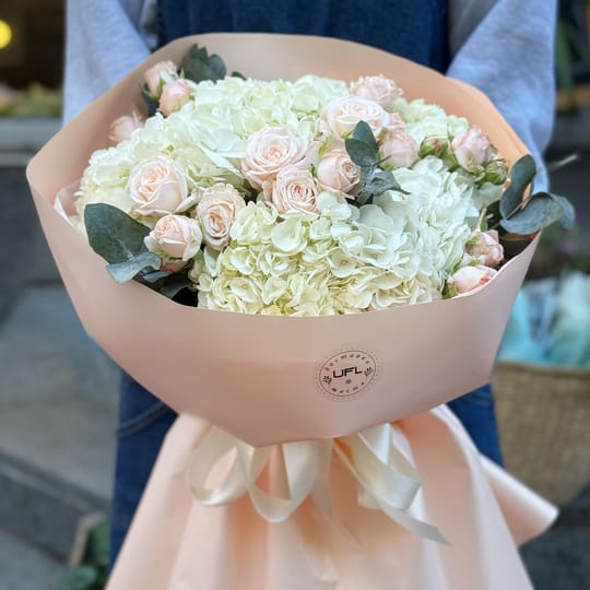 Ніжний букет гортензій і троянд – доставка квітів у Київ