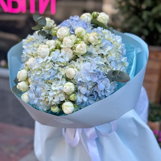 Небесний букет гортензій і троянд – доставка квітів у Київ