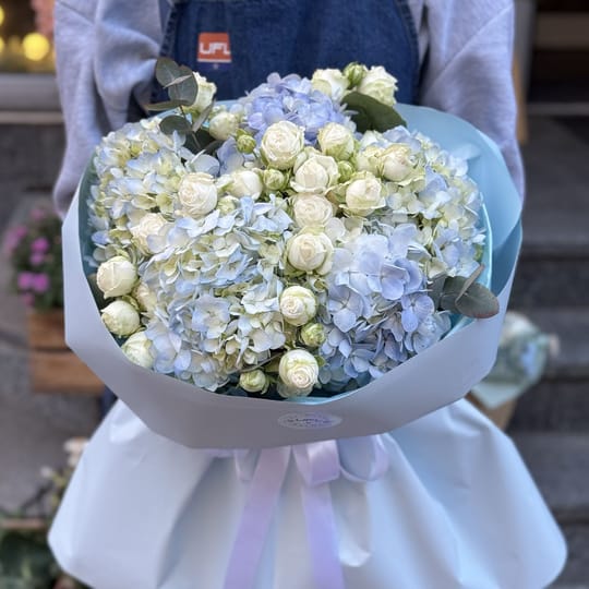 Небесний букет гортензій і троянд – доставка квітів у Київ