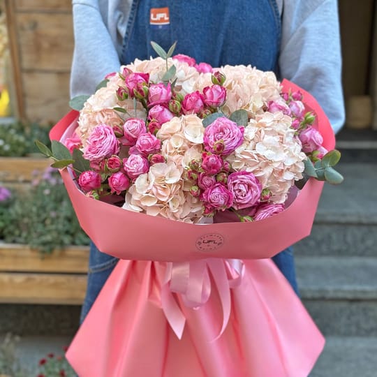 Пудровий букет гортензій і троянд – доставка квітів у Київ