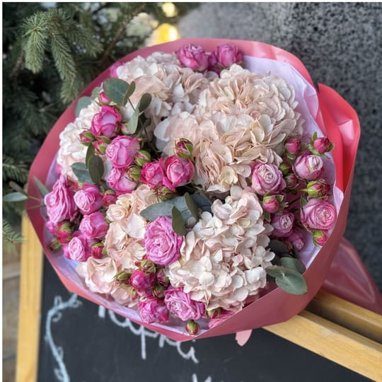 Пудровий букет гортензій і троянд – доставка квітів у Київ