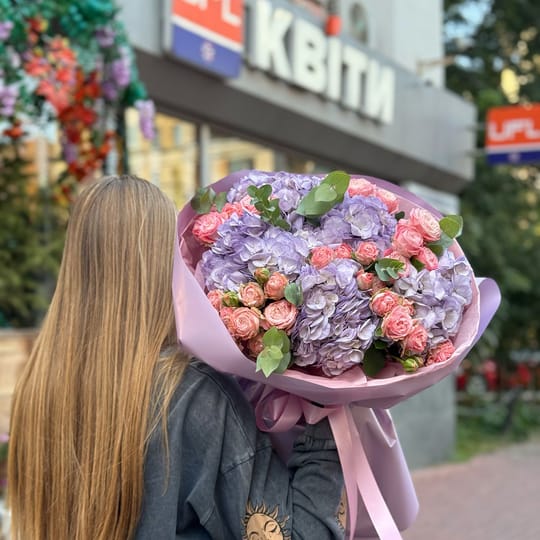 Лавандовий букет гортензій і троянд – доставка квітів у Київ