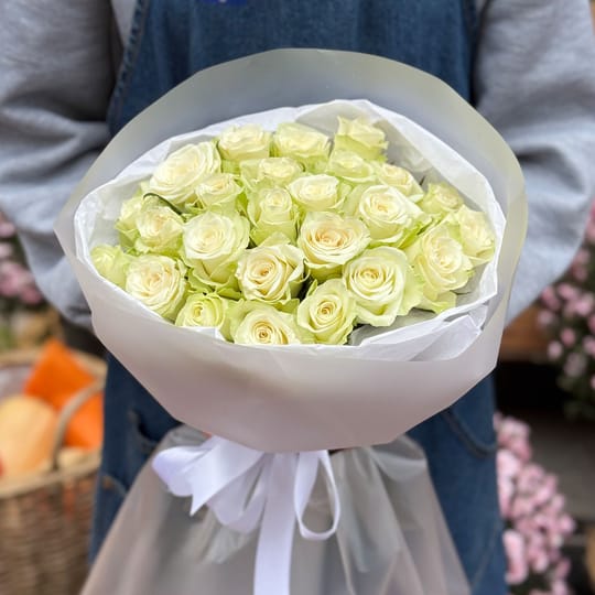 25 білих троянд Кенія – доставка квітів у Київ