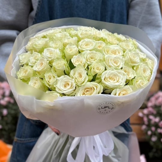 51 біла троянда Кенія – доставка квітів у Київ