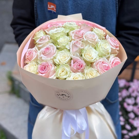 25 рожевих і білих троянд Кенія – доставка квітів у Київ