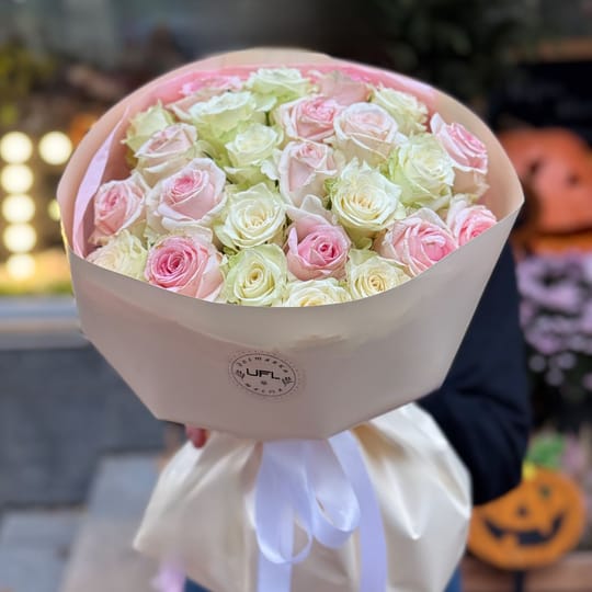 25 рожевих і білих троянд Кенія – доставка квітів у Київ