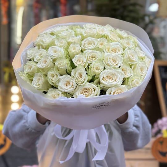 51 біла троянда Кенія – доставка квітів у Київ