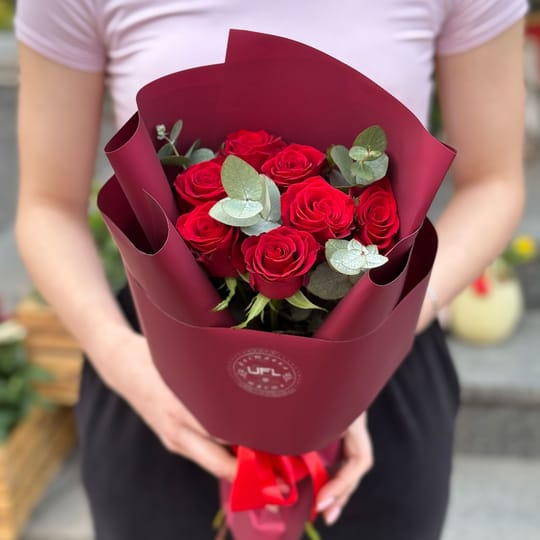 7 червоних троянд  – доставка квітів у Київ