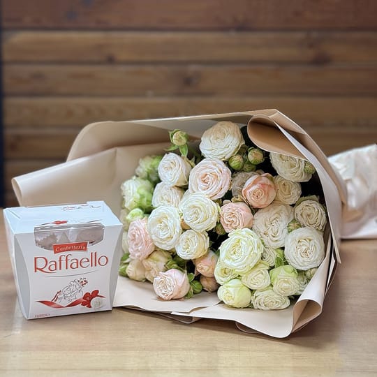 Букет кущових троянд + Raffaello – доставка квітів у Київ