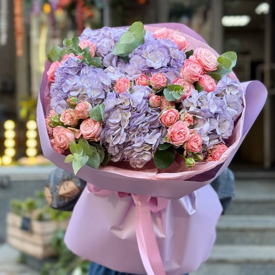 Лавандовий букет гортензій і троянд – доставка квітів у Київ