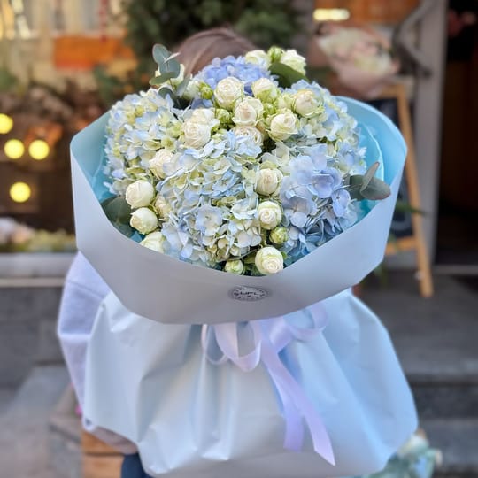 Небесний букет гортензій і троянд – доставка квітів у Київ