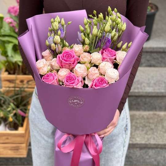 Ніжний мікс з троянд і еустом – доставка квітів у Київ