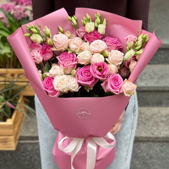 Рожевий мікс з троянд і еустом – доставка квітів у Київ