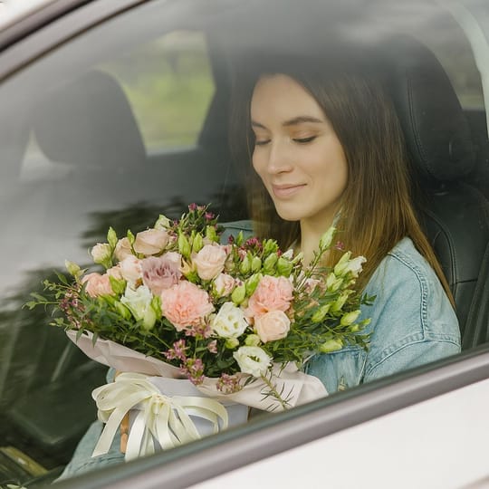 Квіти в коробці для коханої – доставка квітів у Київ